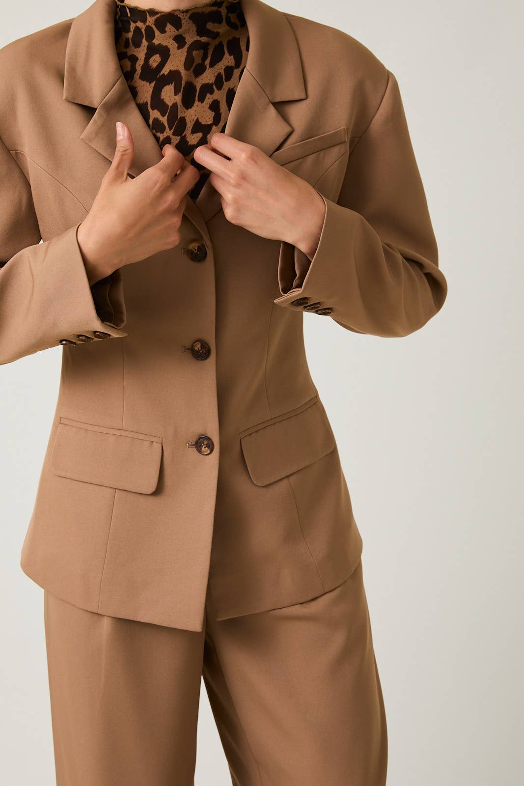 STRUCTURED SHOULDER FIT & FLARE BLAZER: TAUPE