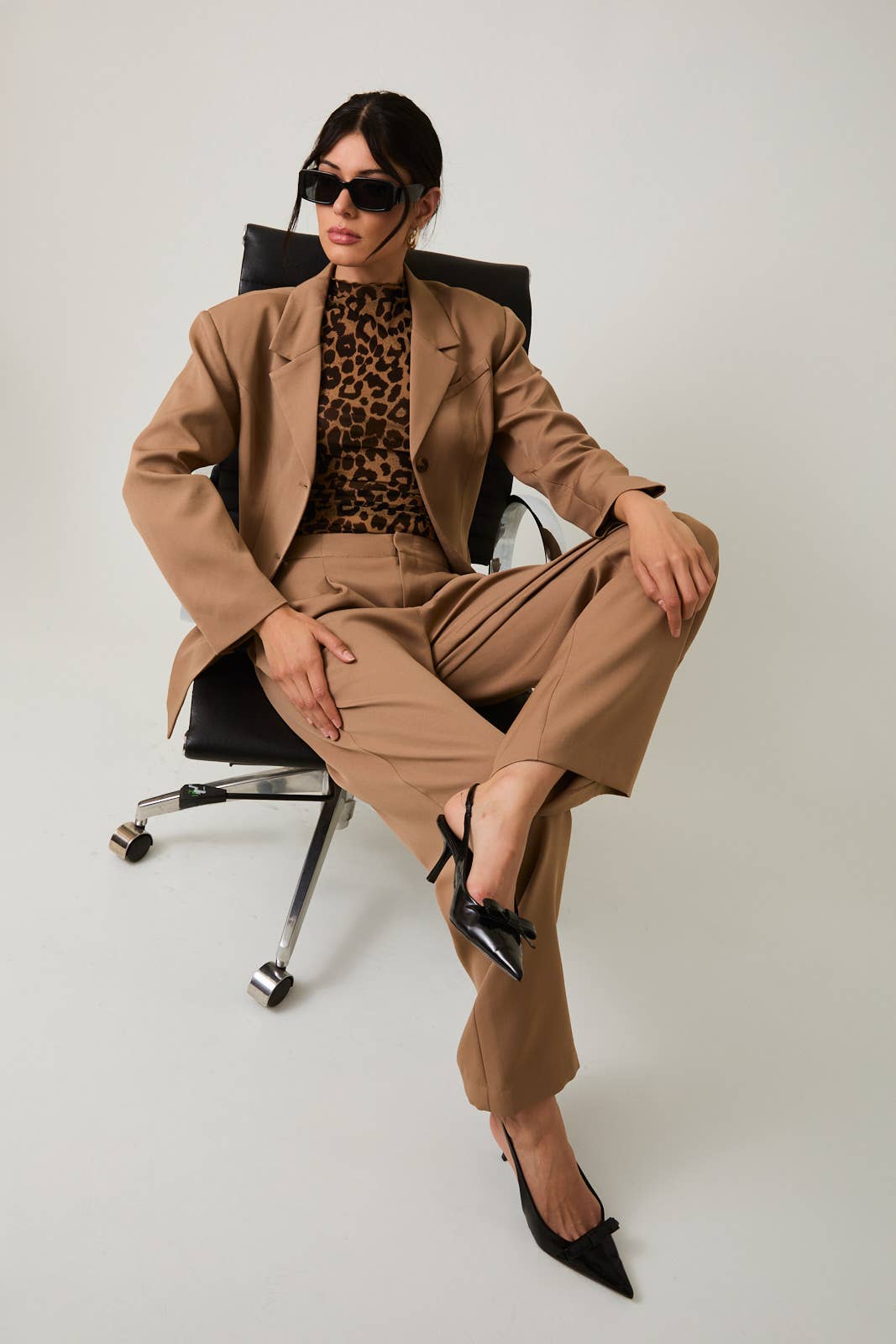 STRUCTURED SHOULDER FIT & FLARE BLAZER: TAUPE