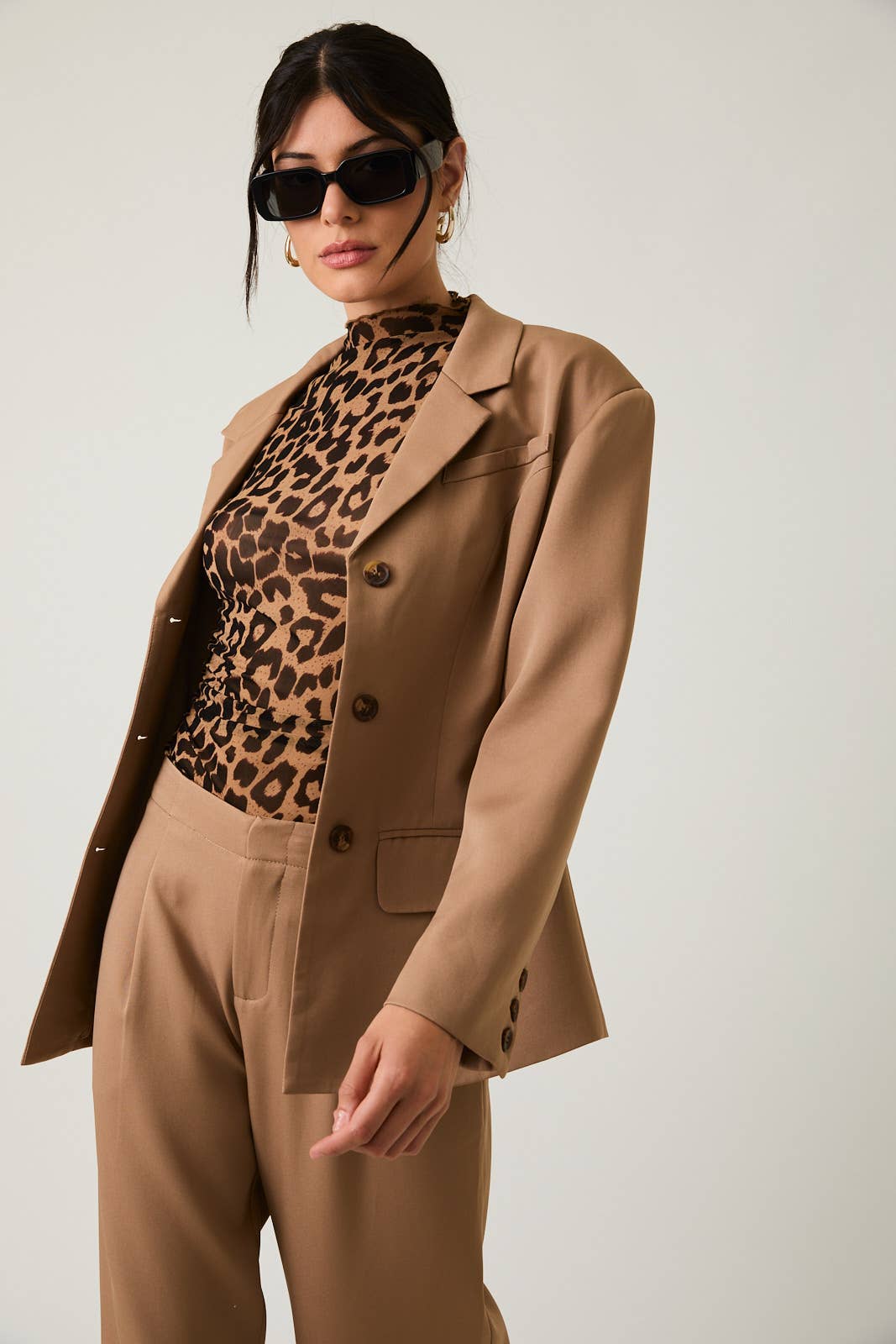 STRUCTURED SHOULDER FIT & FLARE BLAZER: TAUPE