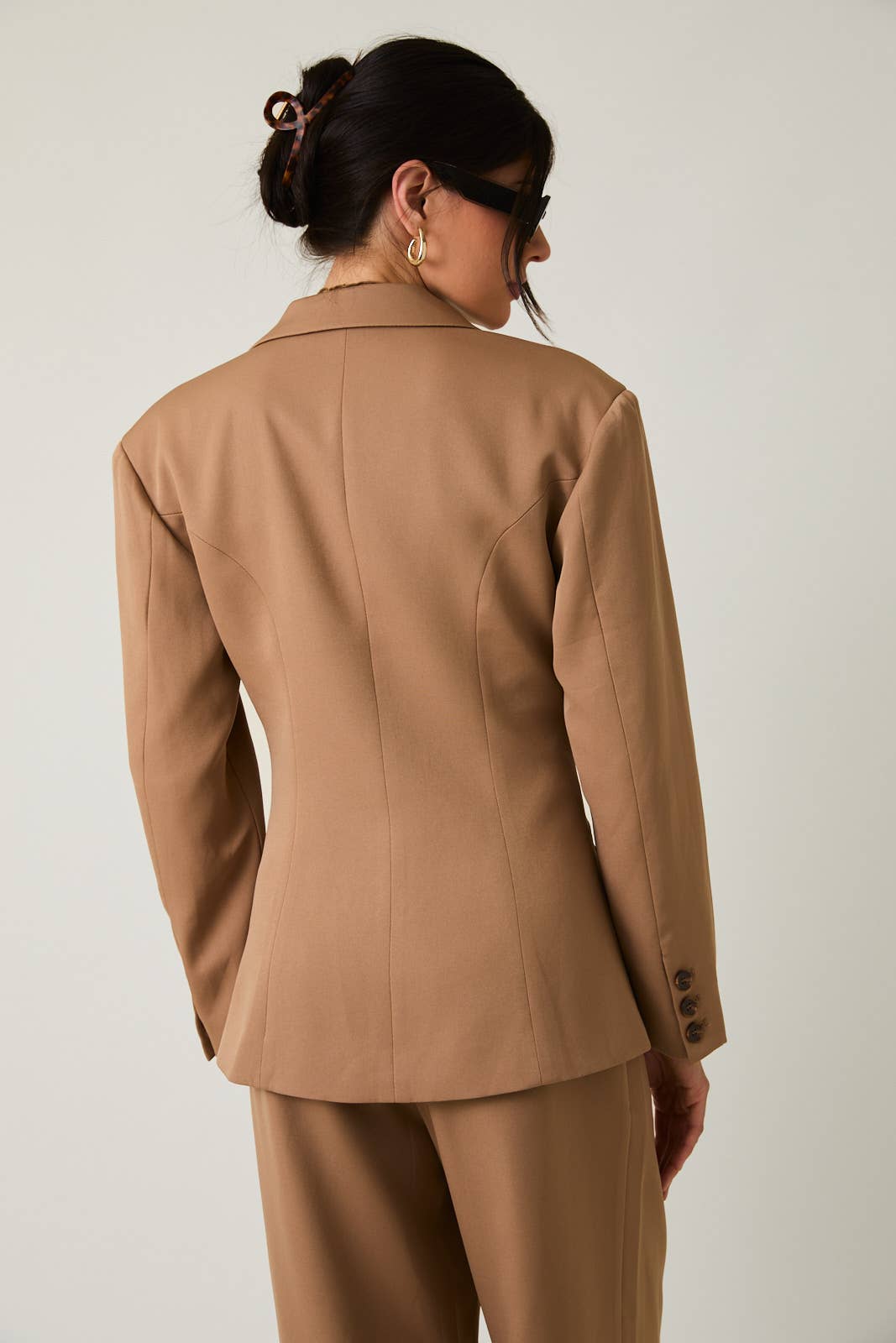 STRUCTURED SHOULDER FIT & FLARE BLAZER: TAUPE