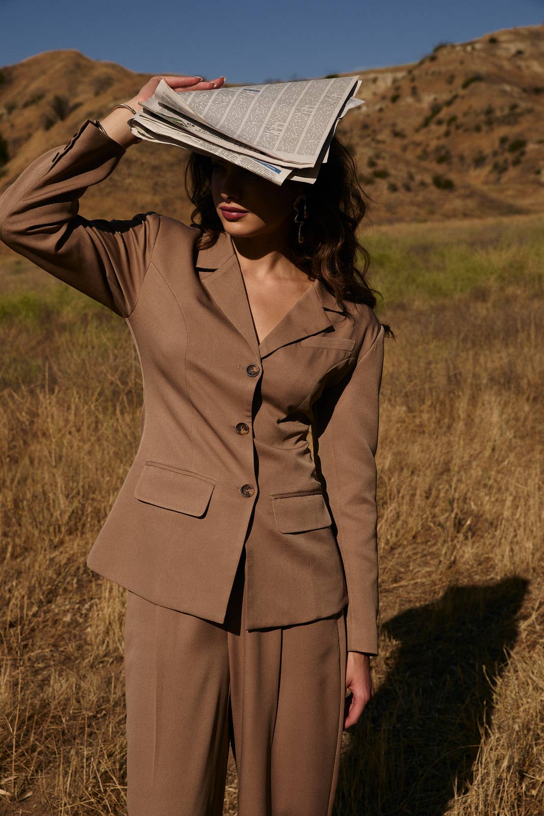 STRUCTURED SHOULDER FIT & FLARE BLAZER: TAUPE