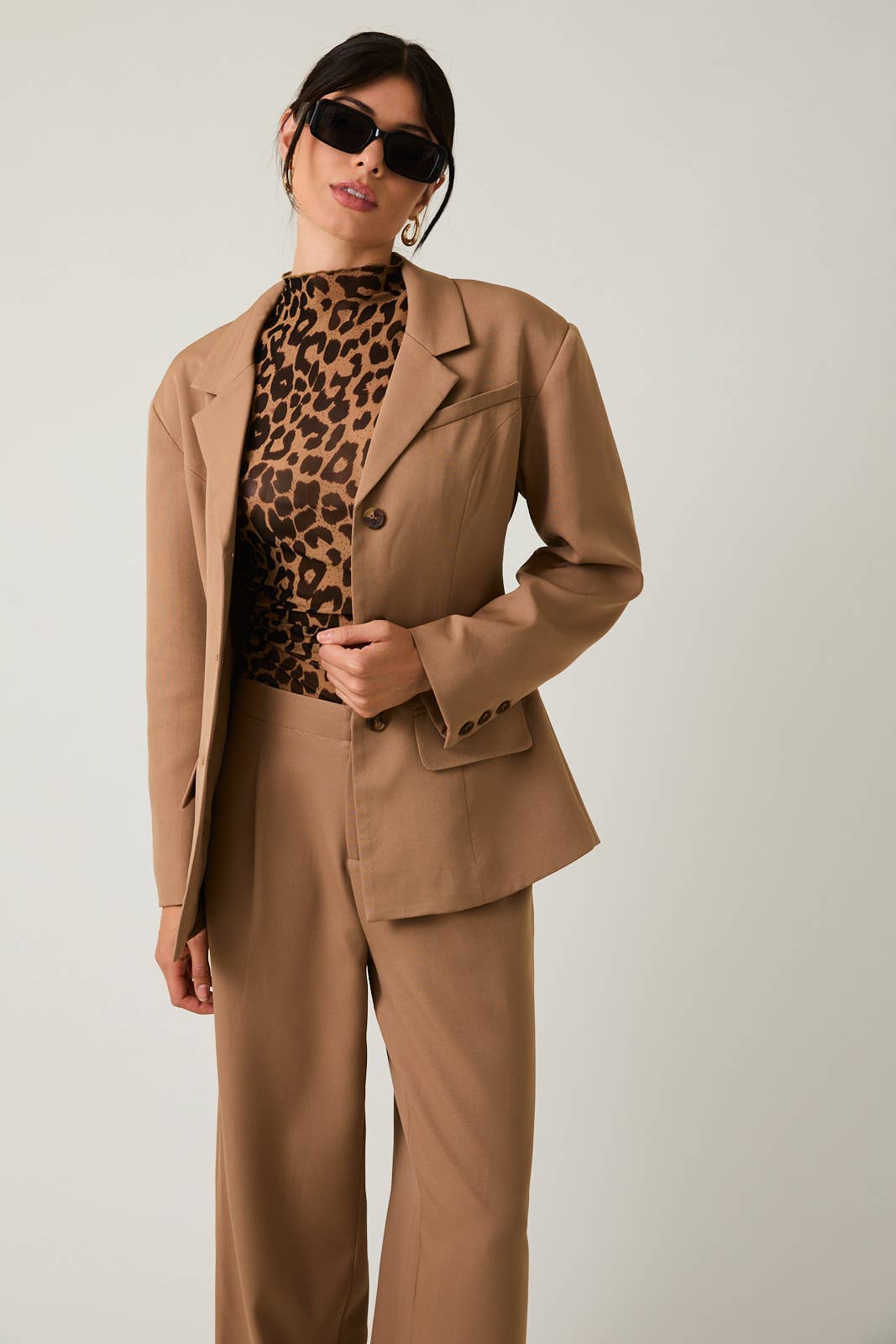 STRUCTURED SHOULDER FIT & FLARE BLAZER: TAUPE