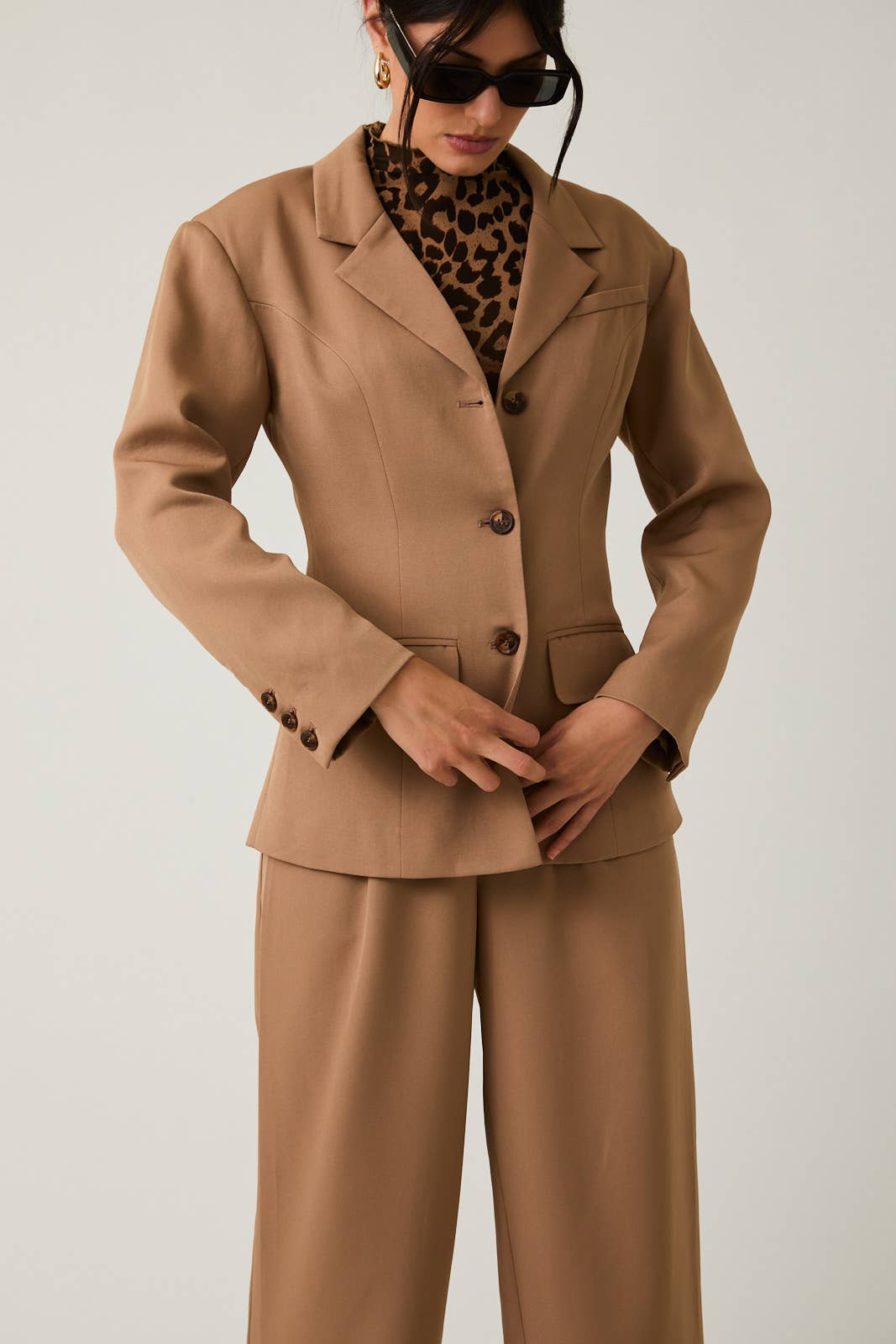 STRUCTURED SHOULDER FIT & FLARE BLAZER: TAUPE