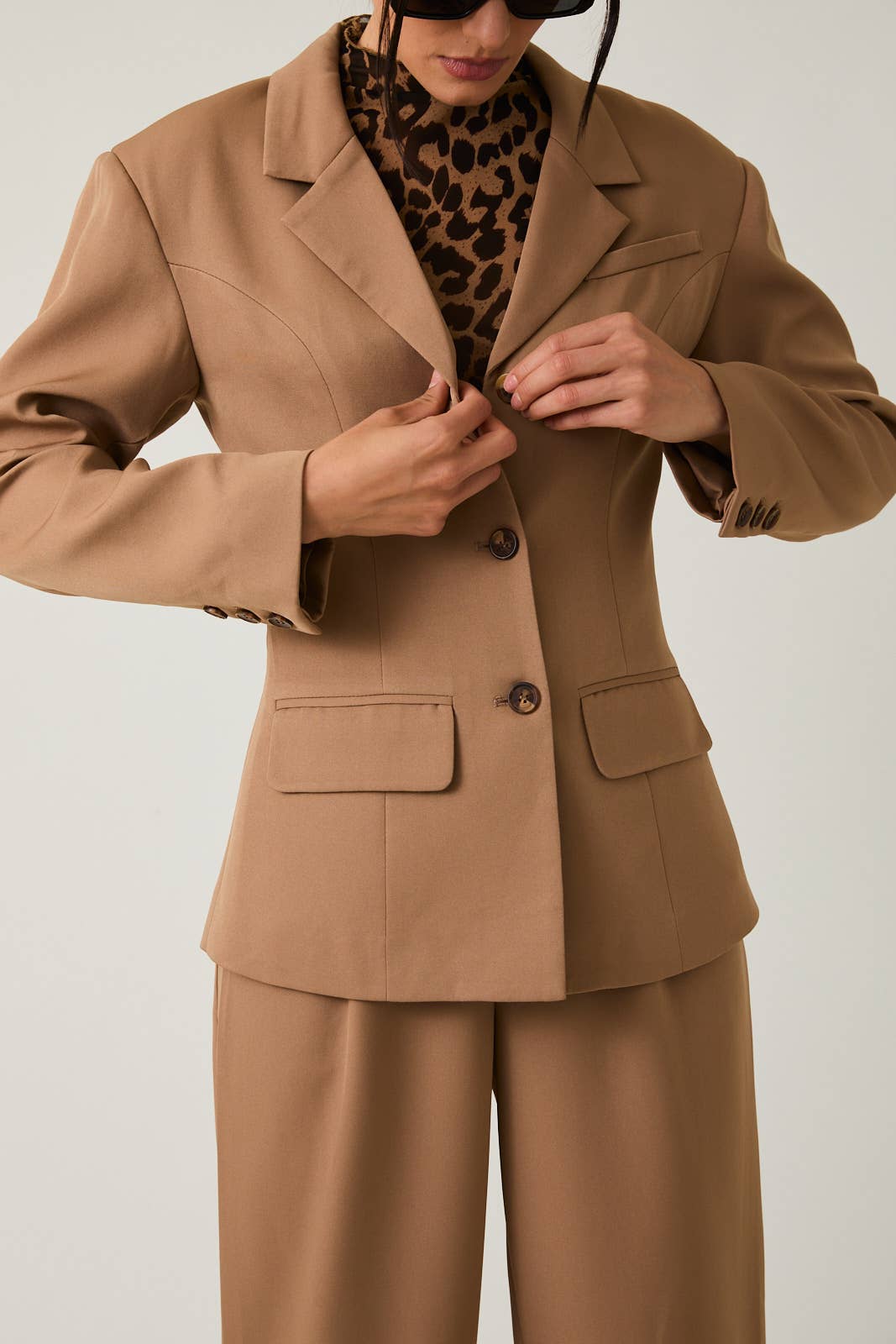 STRUCTURED SHOULDER FIT & FLARE BLAZER: TAUPE