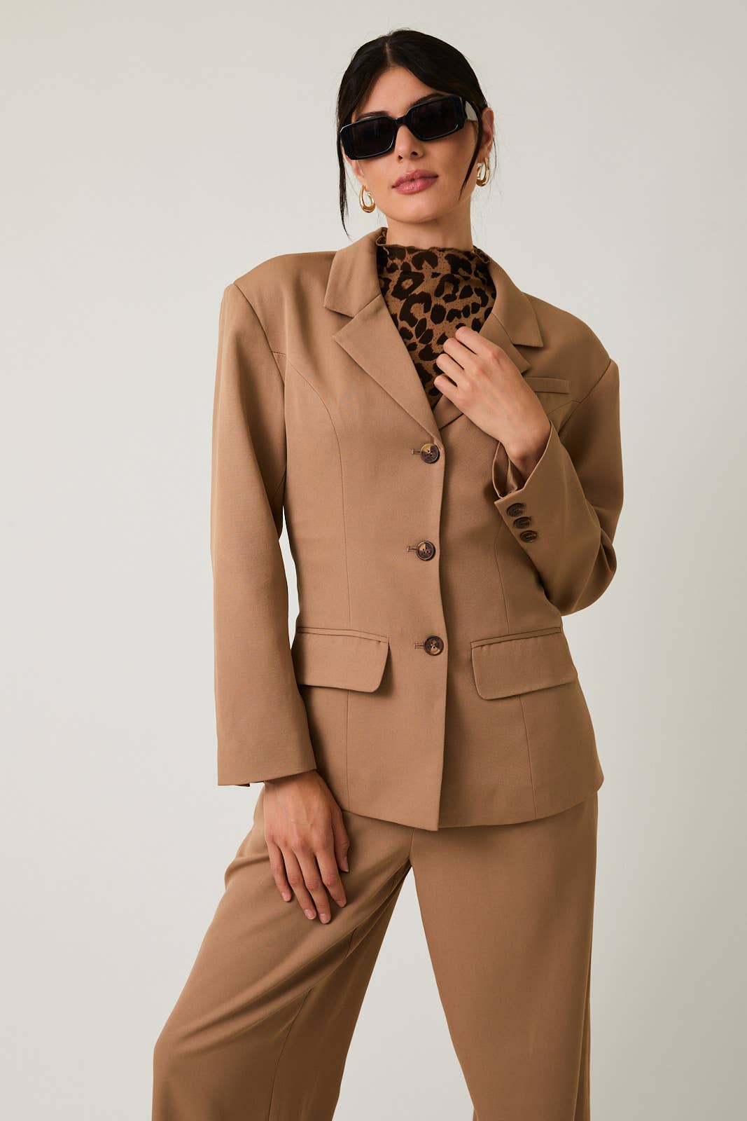 STRUCTURED SHOULDER FIT & FLARE BLAZER: TAUPE